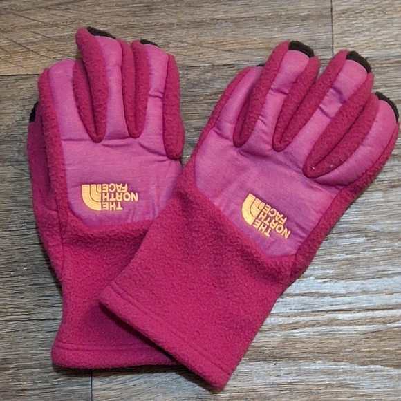 The North Face Women's Denali Etip Gloves. - Picture 4 of 15
